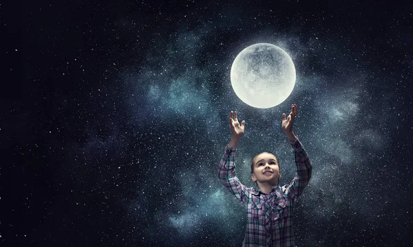 女孩抓到月球。混合媒体 — 图库照片