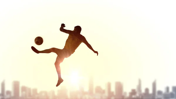 Jugador de fútbol pateando pelota — Foto de Stock