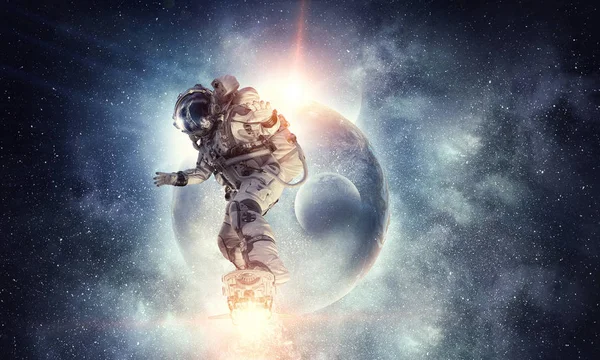 Yönetim Kurulu uçan üzerinde uzay adamı. Karışık teknik