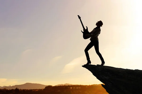 Chica de rock con guitarra. Medios mixtos — Foto de Stock