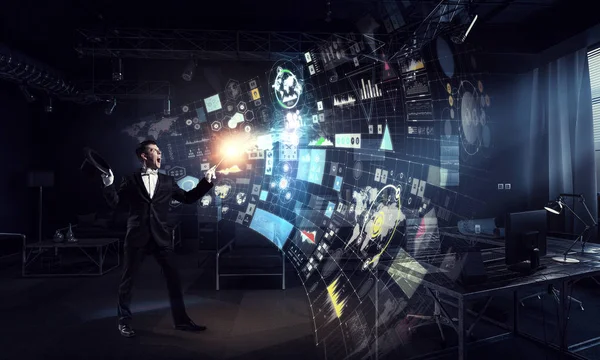 Sihirli gösteren iş adamı. Karışık teknik