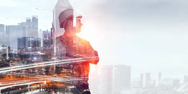 Oluşturucu adam cityscape karşı