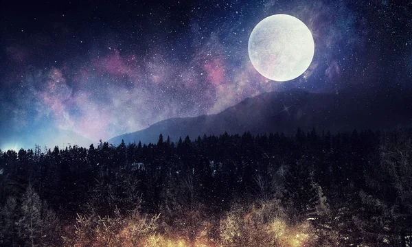 Yıldızlı gökyüzü ve ay. Karışık teknik