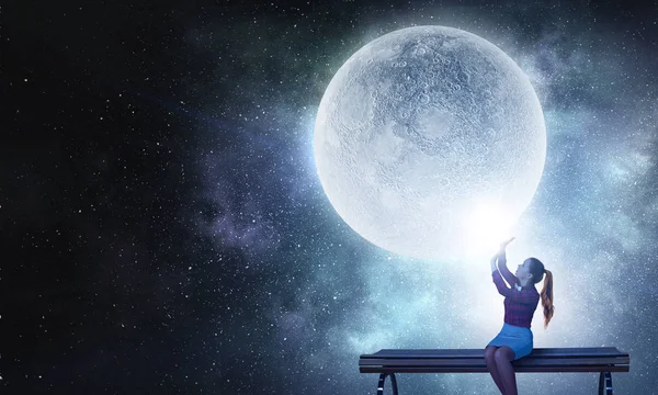 Donna e luna piena. Mezzi misti — Foto Stock