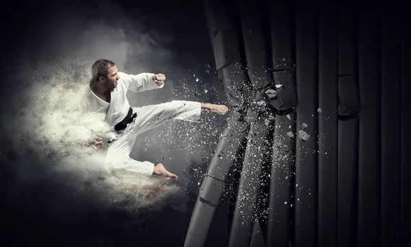 Homem de quimono quebrar parede. Meios mistos — Fotografia de Stock