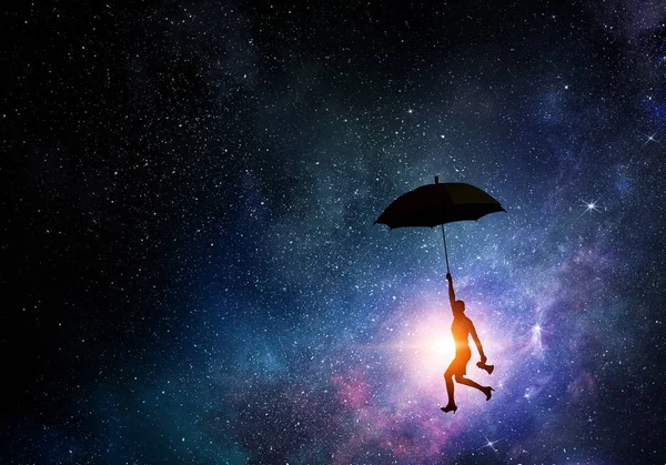 Şemsiye üzerinde uçan kadın. Karışık teknik