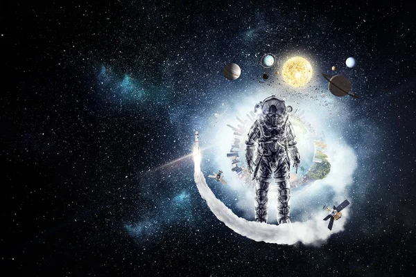 Astronaut surft am dunklen Himmel. Gemischte Medien — Stockfoto