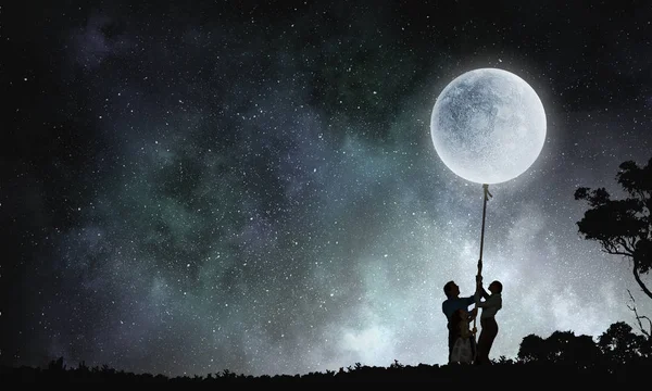 Persone che catturano la luna — Foto Stock