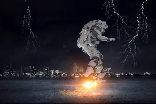 Yönetim Kurulu uçan üzerinde uzay adamı. Karışık teknik