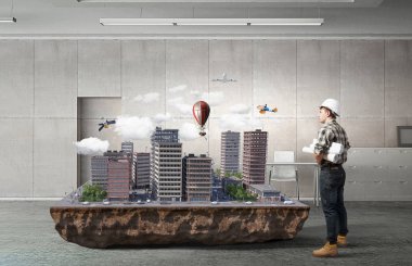 Genç bir mühendis adam. Karışık teknik