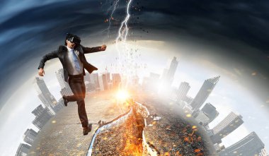 Sanal gerçeklik yaşıyor. Karışık teknik