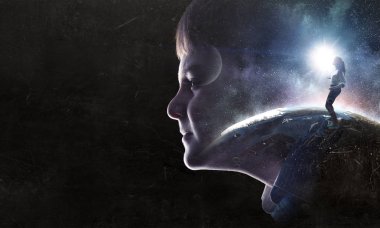 Parlak fikirler kafasında. Karışık teknik