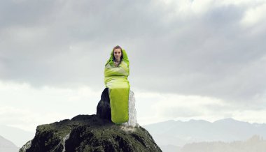 Kız turistik dinlenme. Karışık teknik