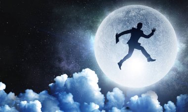 Gece gökyüzünde bir iş adamı. Karışık teknik