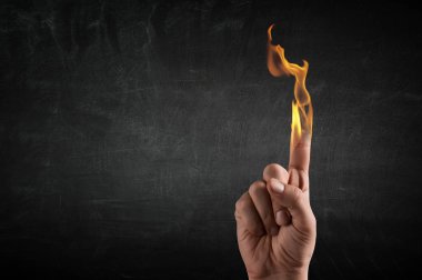 Onun ellerinde yanan ateşi