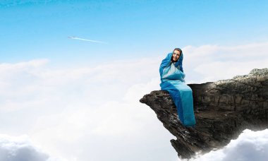 Kız turistik dinlenme. Karışık teknik