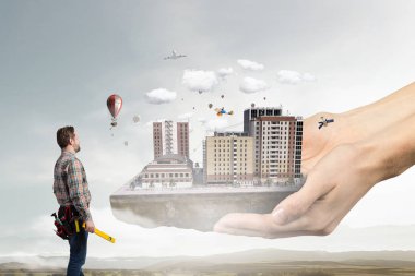 Genç bir mühendis adam. Karışık teknik