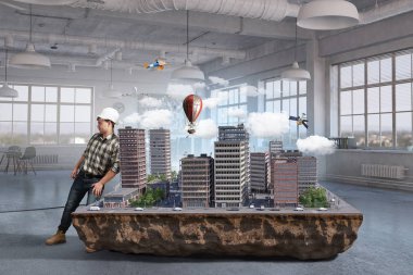 Genç bir mühendis adam. Karışık teknik