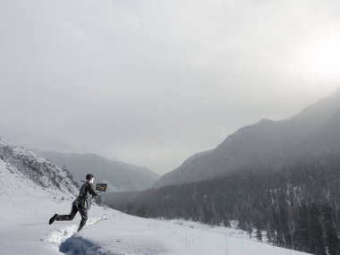 Hiçbir şey onu durduramaz. Karışık teknik