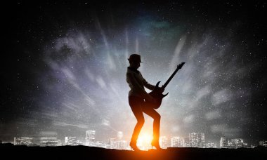 Rock gitar kızla. Karışık teknik