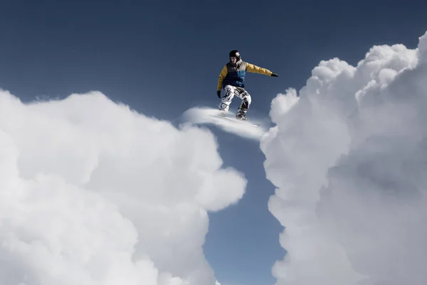 Snowboarder haciendo salto —  Fotos de Stock
