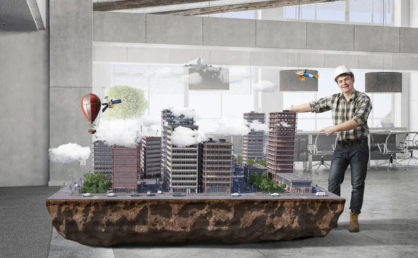 Genç bir mühendis adam. Karışık teknik