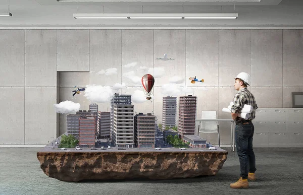 Genç bir mühendis adam. Karışık teknik