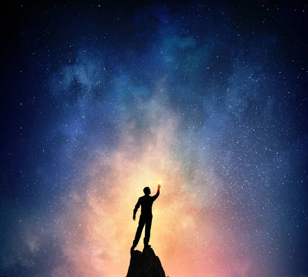 Laptop ile çalışan iş adamı. Karışık teknik