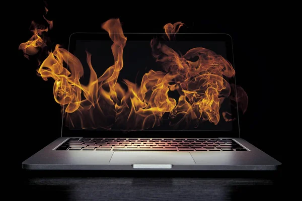Laptop apparaat schade. Mixed media — Stockfoto
