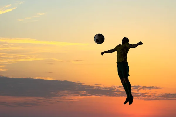Fotbollspelare med boll utomhus — Stockfoto