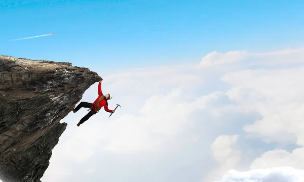 Escalada extrema é a adrenalina dele. Meios mistos — Fotografia de Stock