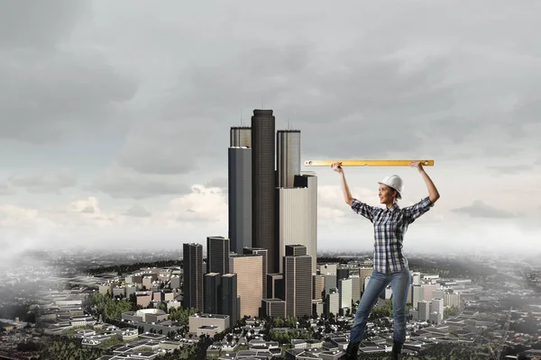 Önlemler alan Oluşturucusu kadın. Karışık teknik