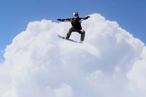 Snowboarder fazendo salto — Fotografia de Stock