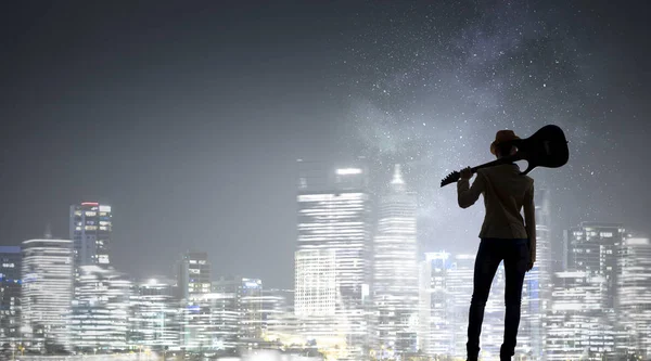 Rock gitar kızla. Karışık teknik