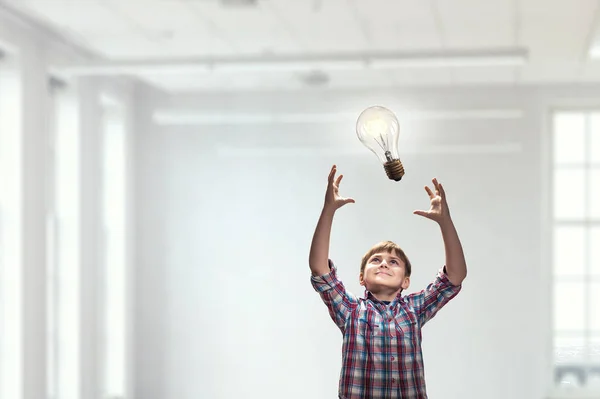 Il ragazzo prende la lampadina. Mezzi misti — Foto Stock