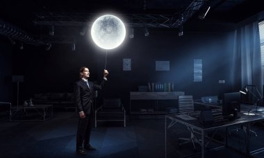 Geç geceye kadar çalışma. Karışık teknik