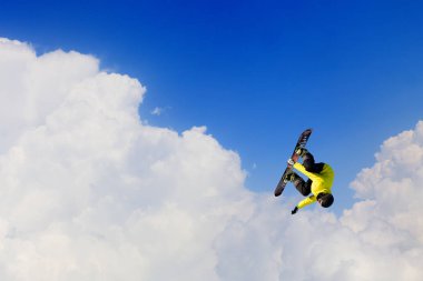 snowboard yaparken atlama