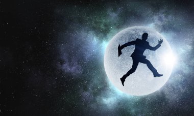 Gece gökyüzünde bir iş adamı. Karışık teknik