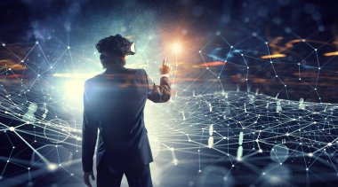 Sanal gerçeklik yaşıyor. Karışık teknik