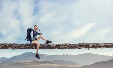 Genç ve güzel yolcu. Karışık teknik