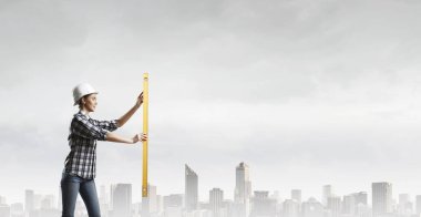 Önlemler alan Oluşturucusu kadın. Karışık teknik