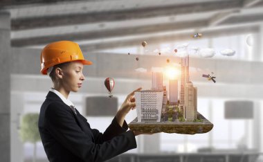 Kadın sunan inşaat projesi. Karışık teknik