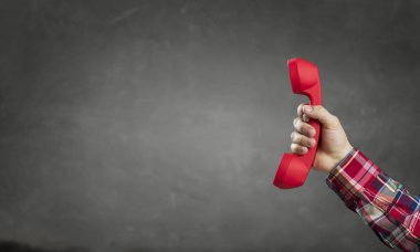 Alıcı elinde telefon. Karışık teknik