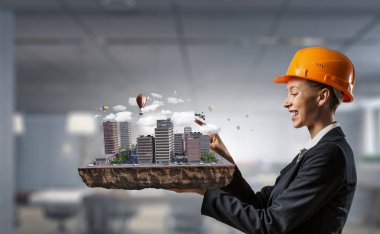 Kadın sunan inşaat projesi. Karışık teknik