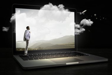 Bulutların üstünde laptop perde. Karışık teknik