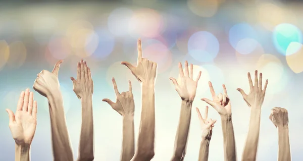 Gruppo di persone alzare la mano — Foto Stock