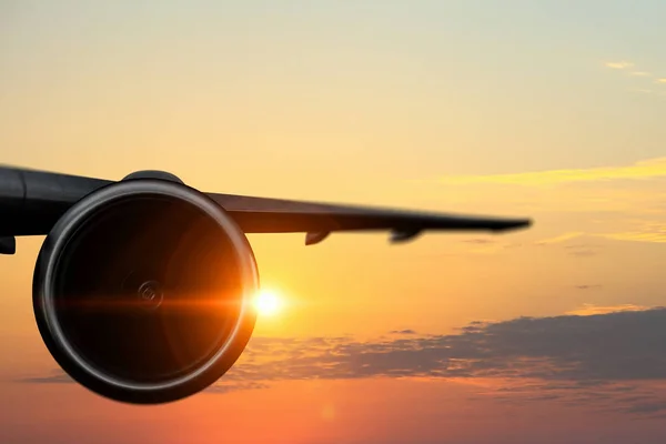 Silhouette di aeroplano in cielo. Mezzi misti — Foto Stock