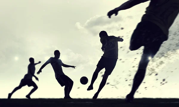 Silhouetten von Fußballern — Stockfoto