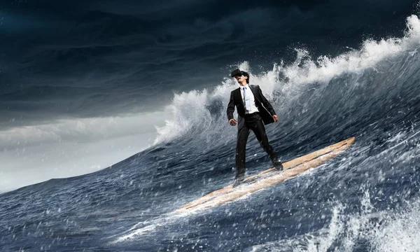 Große Wellen surfen. Gemischte Medien — Stockfoto