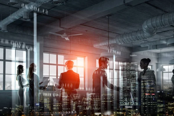 İş ortakları el sıkışma. Karışık teknik